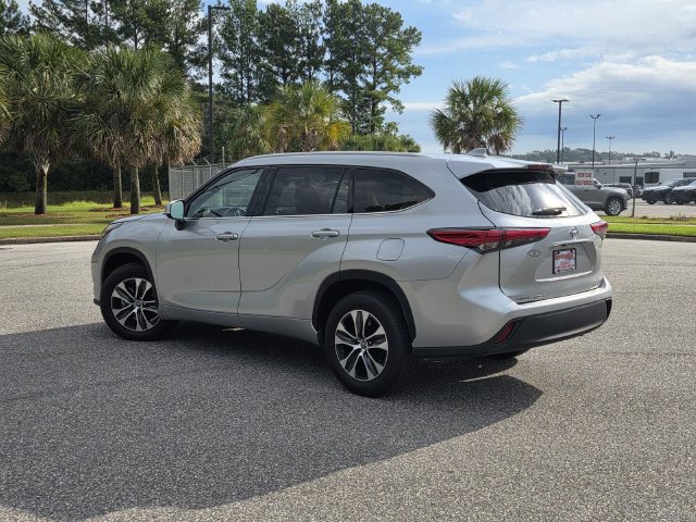 Used 2022 Toyota Highlander XLE FWD image 4