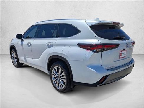 Certified 2024 Toyota Highlander Platinum FWD image 8