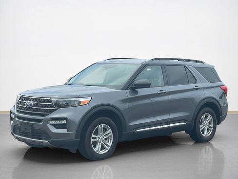 Certified 2022 Ford Explorer XLT w/ Equipment Group 202A image 3