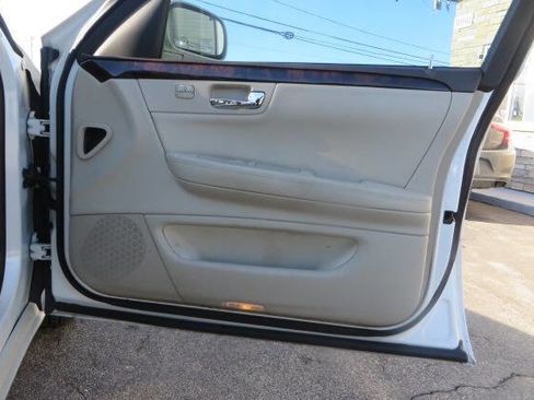 Used 2010 Cadillac DTS Luxury image 40