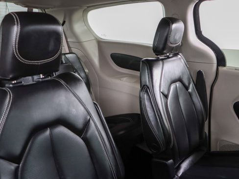 Used 2023 Chrysler Pacifica Touring-L FWD image 28