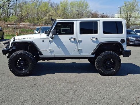 Used 2017 Jeep Wrangler Unlimited Rubicon w/ Connectivity Group AWD/4WD image 9