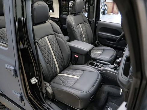 Used 2024 Jeep Wrangler Unlimited Rubicon w/ Technology Group image 91