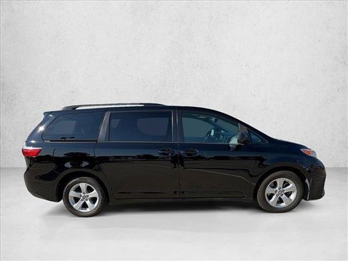 Used 2020 Toyota Sienna LE image 4