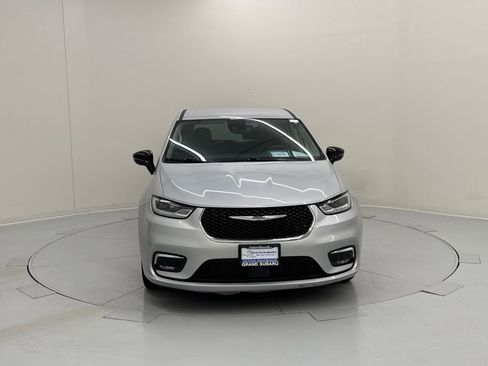 Used 2024 Chrysler Pacifica Touring-L image 8