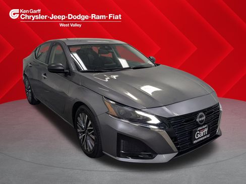 Used 2025 Nissan Altima 2.5 SV FWD image 1