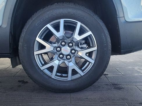 Used 2023 GMC Acadia SLE image 10