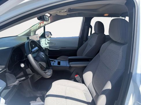 Used 2025 Toyota Sienna LE w/ LE Plus Package FWD image 9