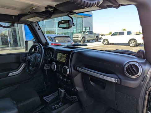 Used 2013 Jeep Wrangler Unlimited Rubicon w/ Connectivity Group AWD/4WD image 36