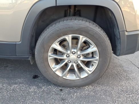 Used 2020 Jeep Cherokee Latitude Plus w/ Cold Weather Group AWD/4WD image 30