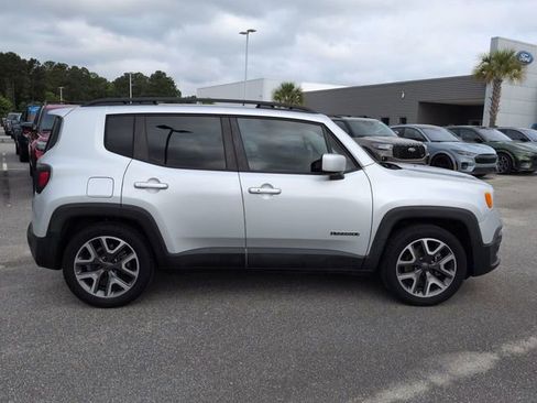 Used 2016 Jeep Renegade Latitude w/ Popular Equipment Group FWD image 3