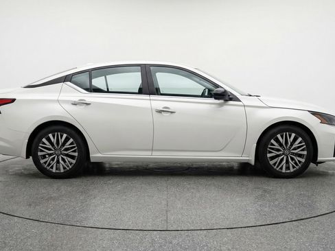 Used 2025 Nissan Altima 2.5 SV image 11