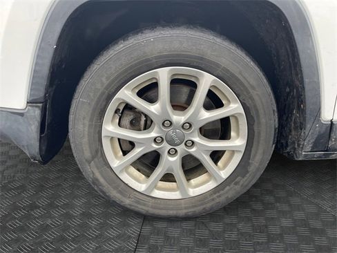 Used 2014 Jeep Cherokee Latitude w/ Comfort/Convenience Group image 9