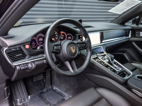 Certified 2023 Porsche Panamera Platinum Edition image 4