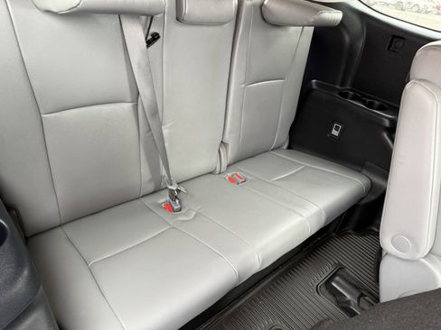 Used 2022 Toyota Highlander XLE image 12