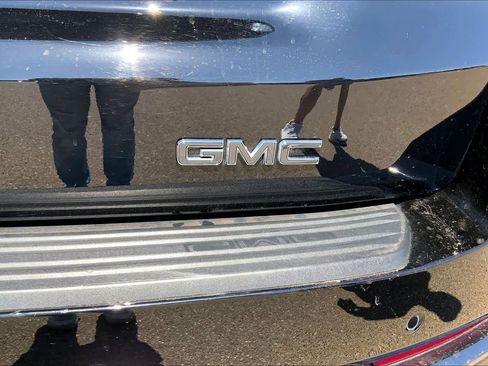 Used 2025 GMC Yukon Denali Ultimate AWD/4WD image 8