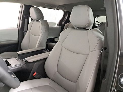 Used 2025 Toyota Sienna XLE image 19