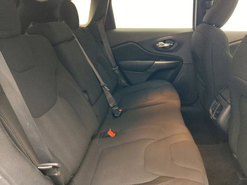 Used 2021 Jeep Cherokee Latitude FWD image 19