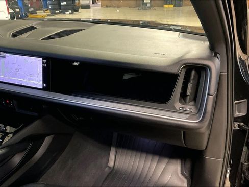 Used 2024 Porsche Cayenne image 16