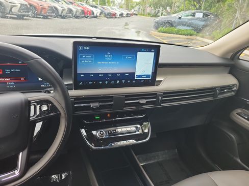 Used 2025 Lincoln Corsair FWD image 17
