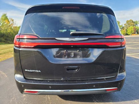 Used 2023 Chrysler Pacifica Touring-L FWD image 3