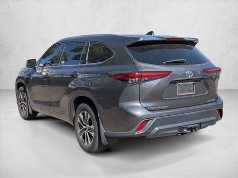 Used 2021 Toyota Highlander XLE AWD/4WD image 7