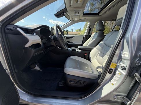 Used 2022 Toyota RAV4 XLE Premium FWD image 10