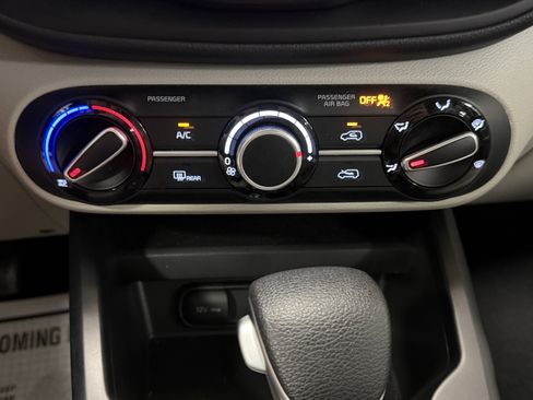 Used 2025 Kia Soul LX w/ LX Technology Package FWD image 10