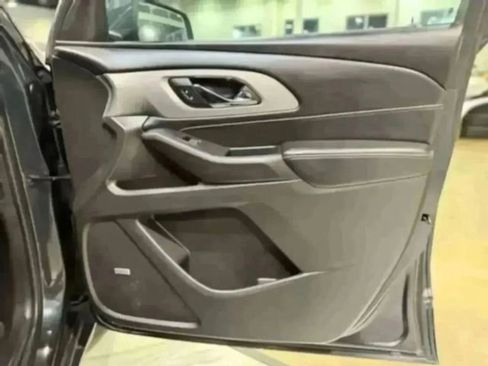 Used 2021 Chevrolet Traverse LT w/ LT Premium Package image 36