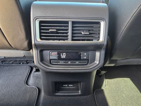 Used 2025 Volkswagen Atlas SE AWD/4WD image 30