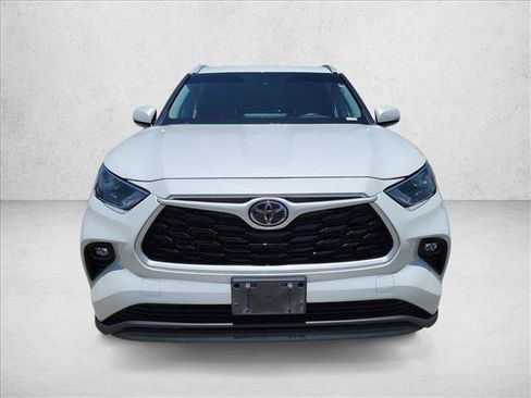 Used 2024 Toyota Highlander XLE FWD image 2