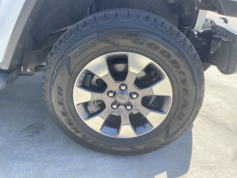 Used 2018 Jeep Wrangler Unlimited Sahara AWD/4WD image 33