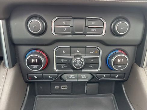 Used 2021 Chevrolet Suburban LT image 28