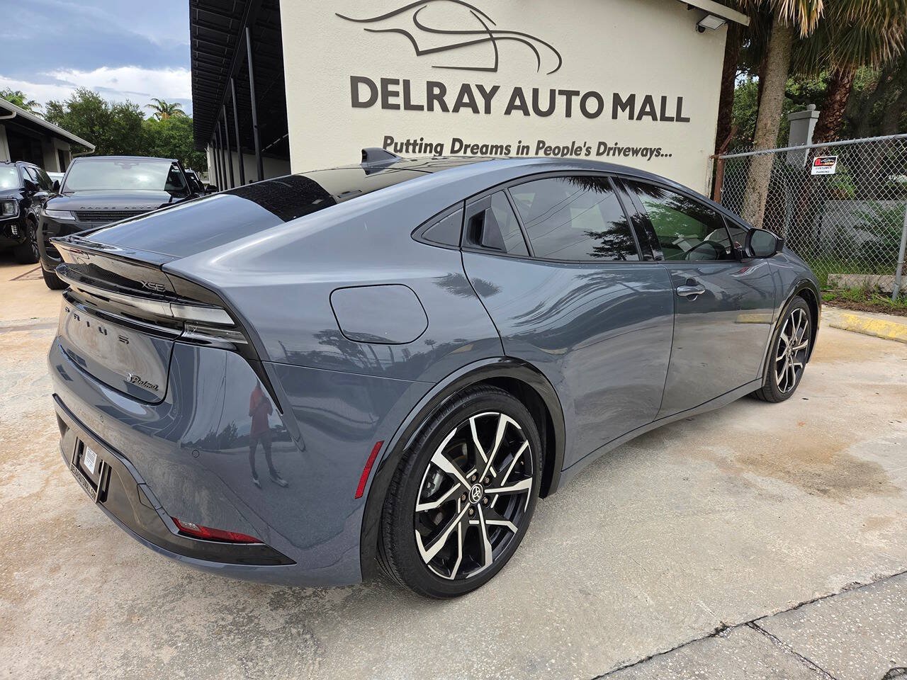 Used 2024 Toyota Prius Prime FWD image 5