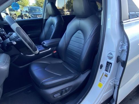 Used 2023 Toyota Highlander XSE image 12