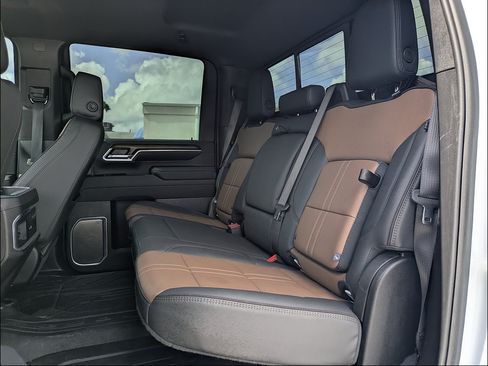 Used 2025 Chevrolet Silverado 3500 High Country w/ Technology Package AWD/4WD image 18