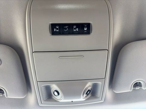 Used 2016 Chrysler Town & Country Touring FWD image 49