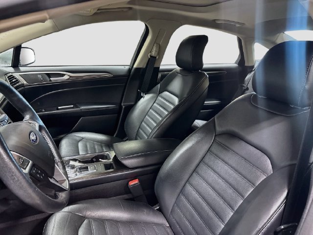 Used 2017 Ford Fusion SE w/ Fusion SE Technology Package AWD/4WD image 16