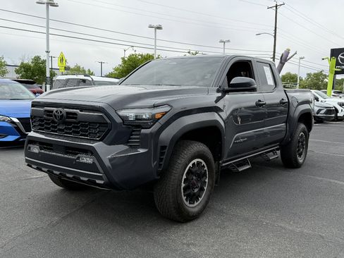 Used 2024 Toyota Tacoma SR5 AWD/4WD image 8