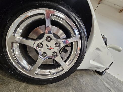 Used 2004 Chevrolet Corvette Coupe w/ Roof Package RWD image 21