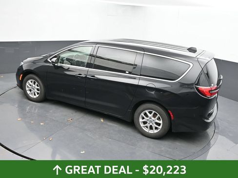 Used 2023 Chrysler Pacifica Touring-L FWD image 43