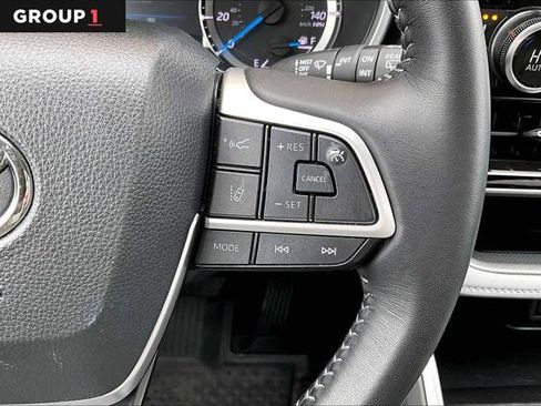 Certified 2025 Toyota Highlander XLE image 25