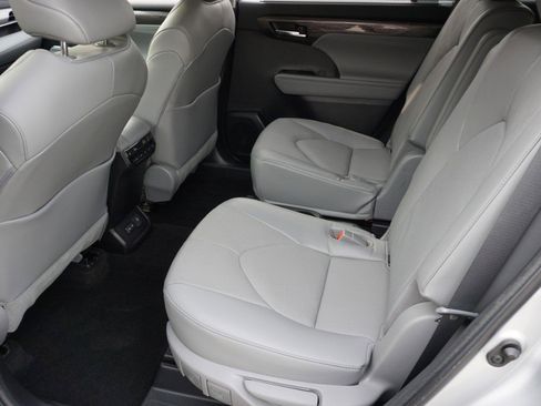 Used 2023 Toyota Highlander Platinum image 30