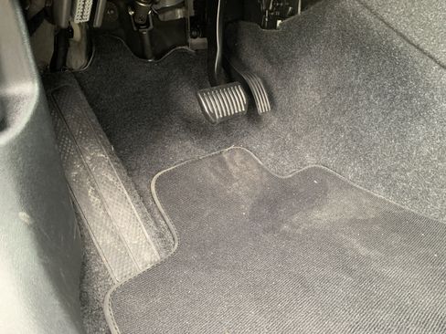 Used 2025 Volvo XC40 B5 Plus image 17