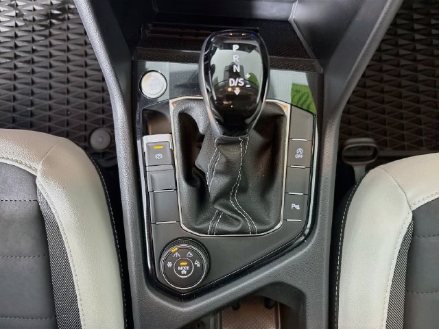 Certified 2025 Volkswagen Taos SE AWD/4WD image 17