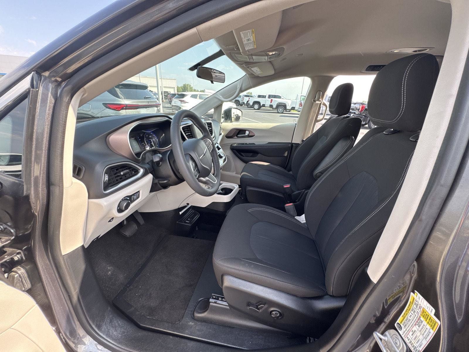 Used 2022 Chrysler Voyager LX FWD image 6