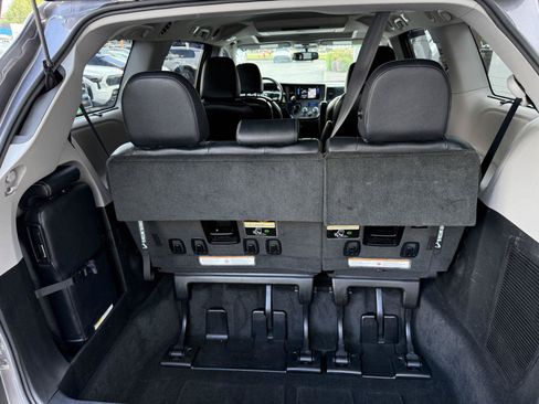 Used 2015 Toyota Sienna SE Premium FWD image 19