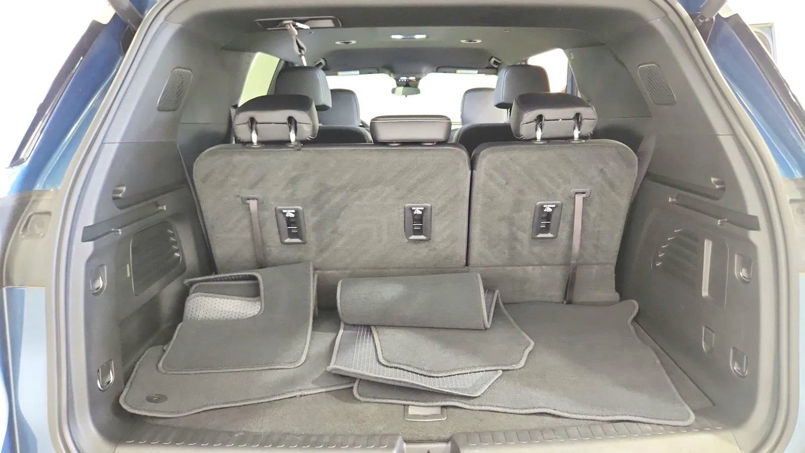 Used 2025 Chevrolet Traverse LT w/ Midnight/Sport Edition AWD/4WD image 37