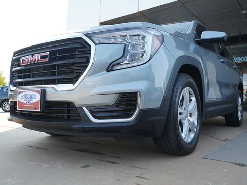 Used 2024 GMC Terrain SLE AWD/4WD image 4