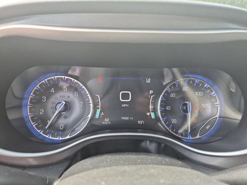 Used 2024 Chrysler Pacifica Touring-L FWD image 20